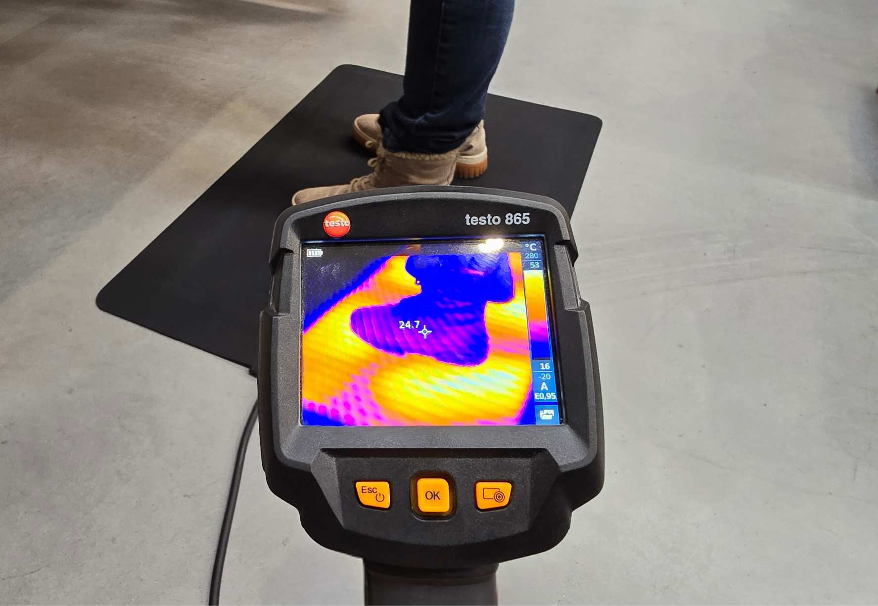 Verwarmde rubber matten voor comfortabele warmte in de werkplaats